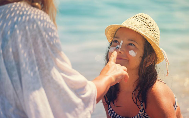 استفاده از کلاه لبه‌دار و عینک آفتابی
