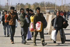 موج بازگشت افغان ها از ایران به کشور خود