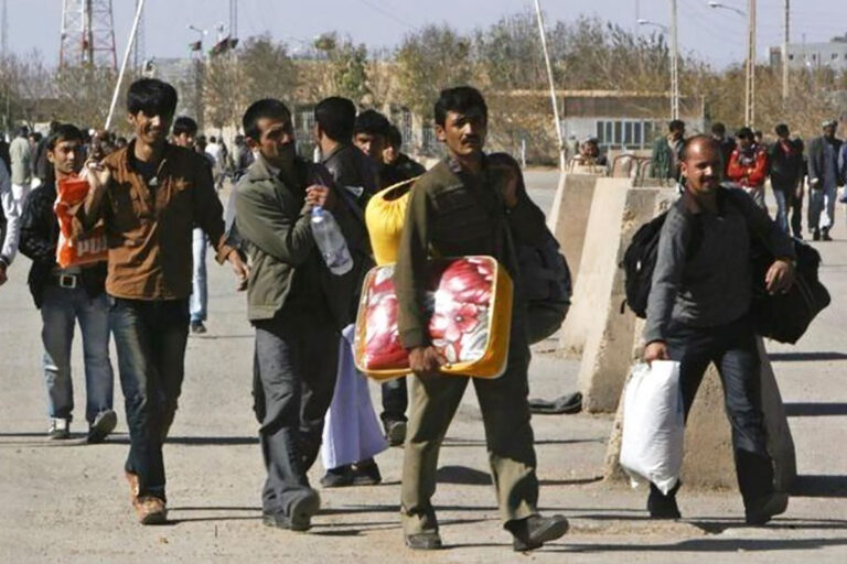 موج بازگشت افغان ها از ایران به کشور خود